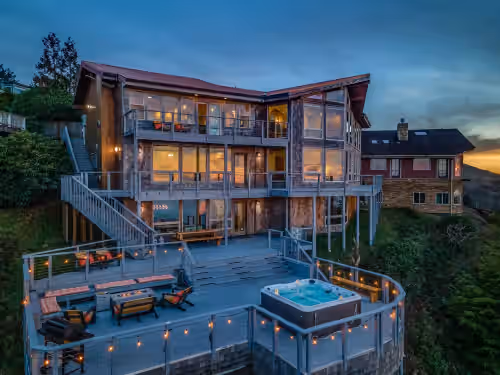NEW 6400 SQFT BEACH MANSION, Ocean Views, Deck, Hot Tub, 3 Mins to Beach, Slp 25