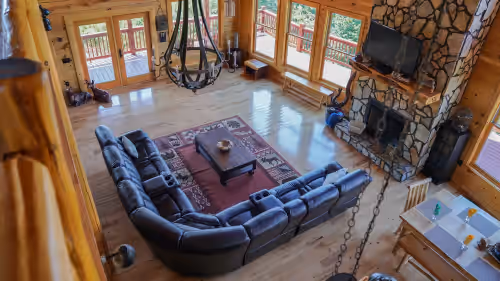 Prime Mountaintop Luxury Lodge, Spacious Outdoor Living. Amazing Views Sleeps 20