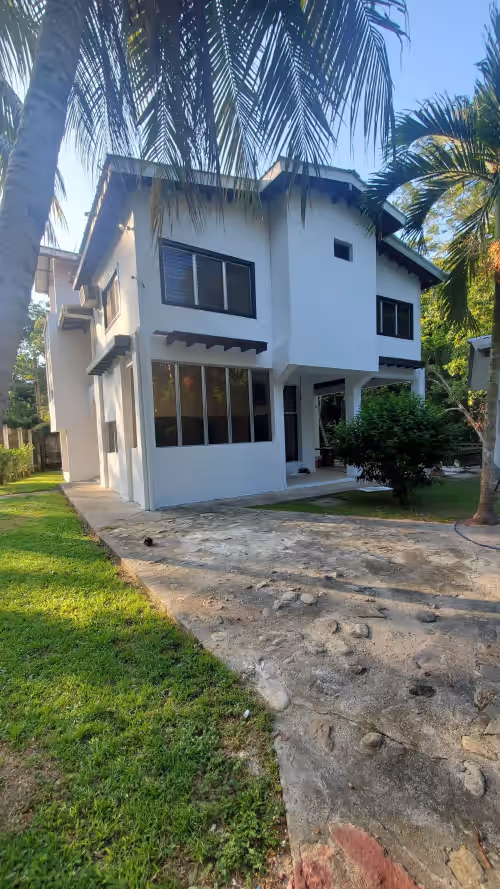 Spacious 2-story house with large green areas, swimming pool and close to the beach.