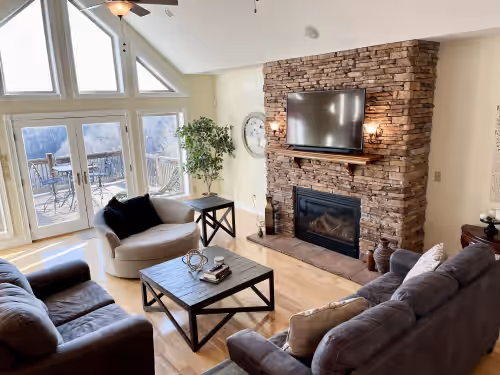 Updated Game Room with Arcade Style Games, 7 BR, 2 Kitchens, sleeps up to 25!!