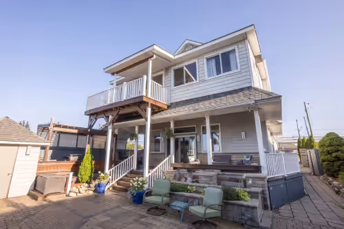 Welcome to Blue Heaven, your exquisite lakeside retreat nestled along Lake Erie!
