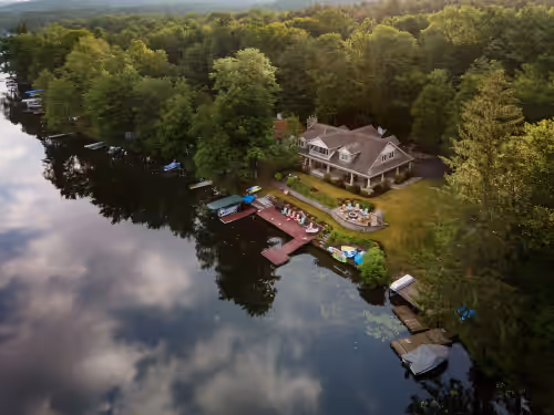 Large Family Getaway, Lake House, Fall Foliage, and Winter Adventures.