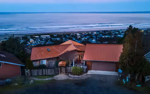 NEW 6400 SQFT BEACH MANSION, Ocean Views, Deck, Hot Tub, 3 Mins to Beach, Slp 25, photo 2