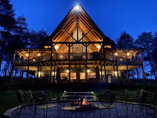 Best Location Lodge! Fishing Pond, WiFi , Fireplaces, Bball court, Onsite Trails