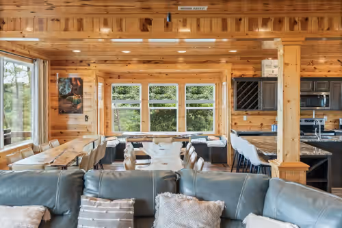Large cozy updated lodge sitting on top of Daniel Boone National Forest, photo 3