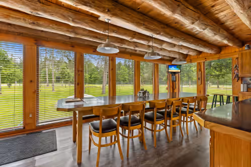 MUST SEE! 4.5 acre, 5 cabins, sleeps up to 20, photo 2