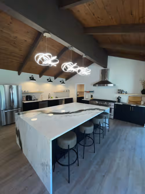 Welcome to the Sip! 7 bed 9 bath party house. Create your own grove party!