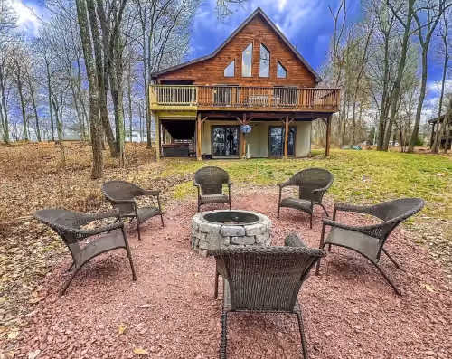 Log Cabin POCONO, PRIVATE, FREE WIFI HOT TUB POOL TABLE , FREE TESLA EV CHARGER