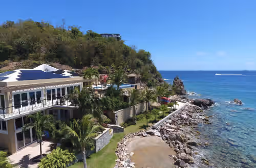 LIME IN DE COCONUT VILLA - On The Ocean, Private Beach, GENERATOR-Kayaks, SUPS, Snorkel Gear, Pool, Near Town