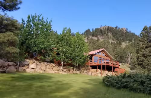 Sleeps 15-16 Montana's Wolf Creek Lodge
