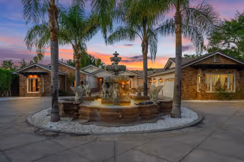 Wells Estate -10-Bdr Retreat with Outdoor Paradise