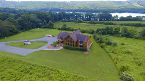 Spacious 8BD/7BA bed&breakfast on Beltzville Lake in Southern Poconos