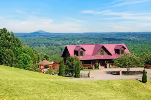 Huge 8BR Mountaintop Mansion, with Majestic Views,Oversized deck in Mt.Airy, NC.