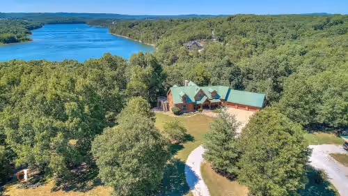 Ozark log cabin near Eureka Springs | Sleeps 32 | 4 boat slips | NO cleaning fee