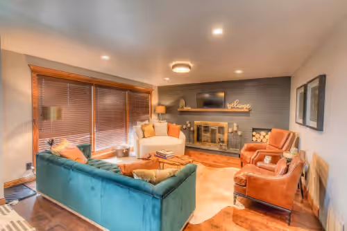 Leather&Spruce - Luxury Lake area fun funky home with amenities. Great for 2-18!