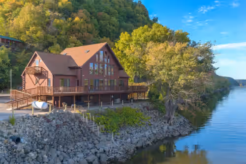 Water Street Lodge! Waterfront 4 Bedroom, 4 Bath, Sleeps 12!