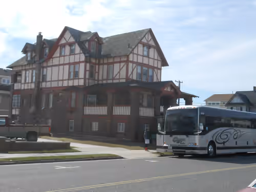 Mega-Mansion 14 Bedrooms 9+ Baths @12th & Central, Sleeps 15--46 Guests, A/C