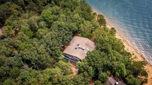 Exterior at Beautiful Lakefront Lodge. Tannenbaum Lodge