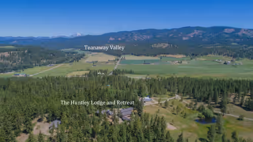The Huntley Lodge and Retreat - The Huntley Lodge and Retreat at the gateway of the scenic Teanaway Valley.