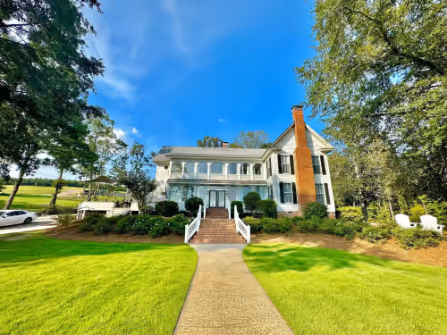 “The Magnolia House” LakeFront Compound Sleeps 58+! Pool, Hottub, kayaks, &more!