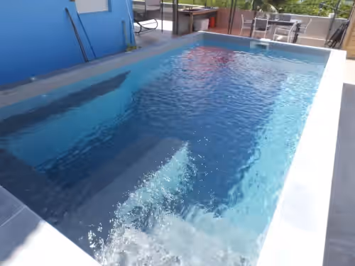 Discreet, fully-equipped sea-view villa just 5 minutes from the beach!