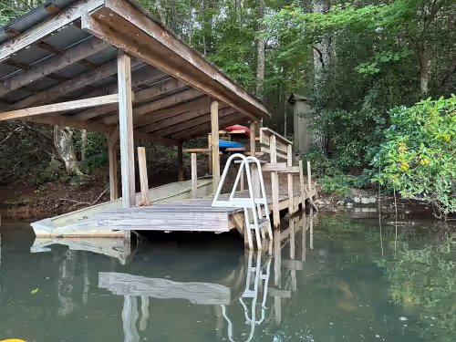 Broken link Peaceful Lake Retreat for up to 16 guests featuring gorgeous fall foliage.