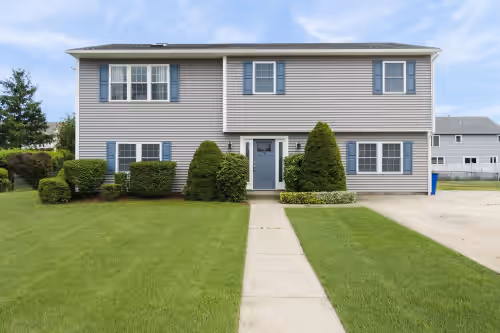 Walk to Beach! Newly renovated 6 Bed House, Sleeps 14, Central A/C, Large Deck!