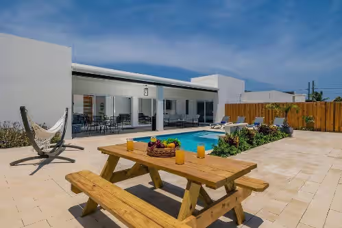 5BR Luxurious Villa with Pool in charming Esmeralda