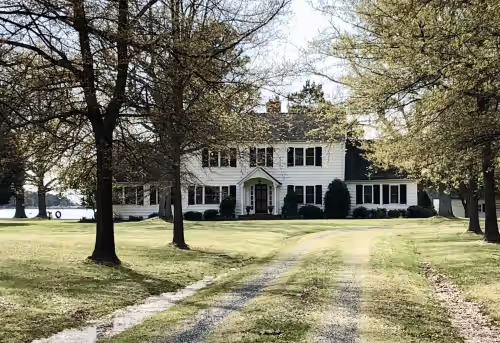 Waterfront Home, Large Property with Pool, Discount for Monthly/Seasonal Rentals
