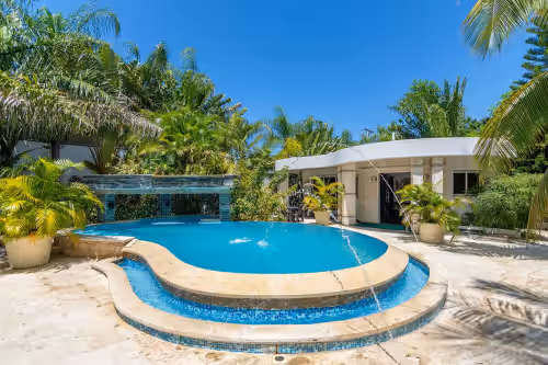 Luxury party complex in Sosua, 2 large villas, 16 BD/16 BTH, 2 pools, near all