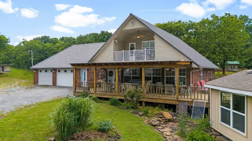 Family reunions, Large families. Plenty of room. On beautiful Lake Hudson