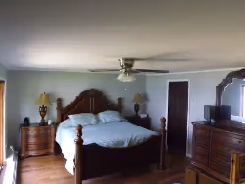 Historic lakefront lodge with full bar, sauna, private boat ramp, photo 3