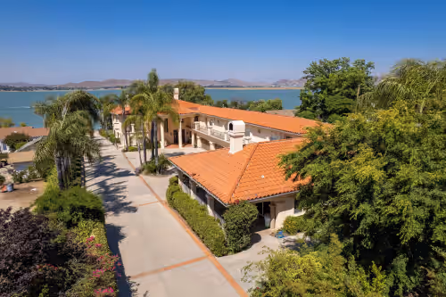 The Lakeside Mansion - Waterfront with Private Beach - Great for Large Families, Retreat, and Events