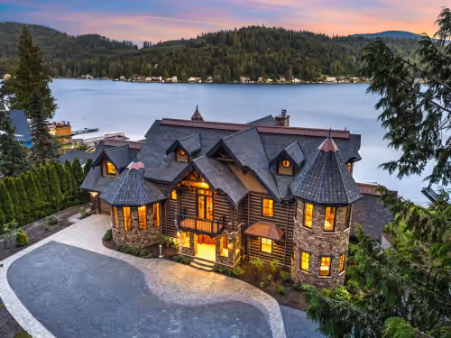 Lakefront Luxury Castle w/ Hot Tub, photo 2