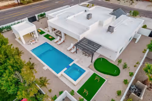 Luxury Resort—Heated Pool, Spa & Putting Green