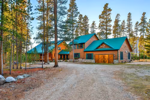 RiverSong Reunion Lodge - Large log home directly on CO River w/beach, hot tub