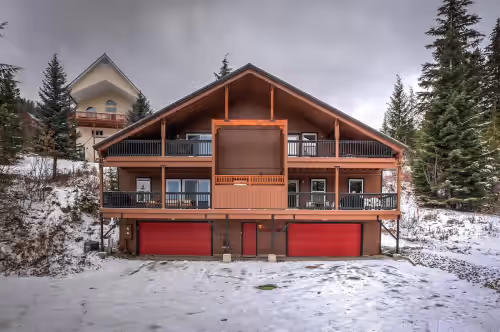 9 Bedrooms 8 Bathrooms with fabulous decks and lake views and a hot tub!