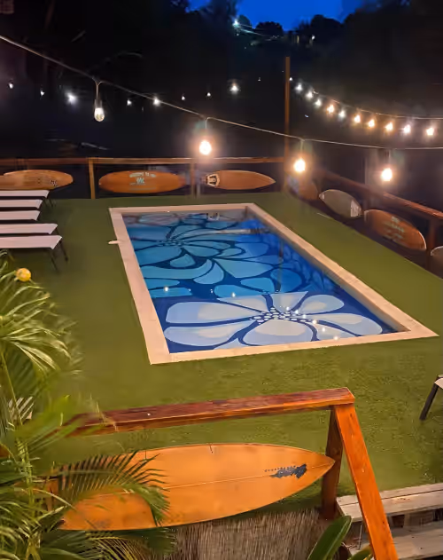 Vibeinn: 9 Bedroom House w pool-patios (6 King and 3 Queen), Funky Fun 9 Bedroom Rental