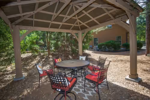 Outdoor dining at Pinehurst Golf home w/ pool,Game room, Pool table, sleep up to 12