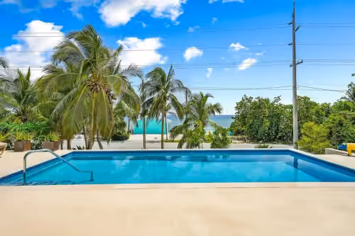 Rum Reef, 6 bedroom house in North Side, pool, private beach, kayaks, bikes.