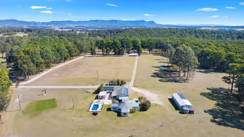 Lovedale Lodge up to 40 guests|10 bedroom|acres| heated pool &spa and games shed, photo 3