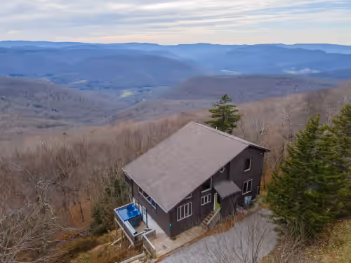 9BR/6BA Chalet at Snowshoe w/ hot tub Game Room Mountain-top Views On-Call Van, photo 2