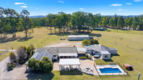 Lovedale Lodge up to 40 guests|10 bedroom|acres| heated pool &spa and games shed, photo 4
