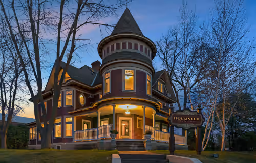 Stunning Historical Mansion: 8 bedrooms (sleeps 16+).