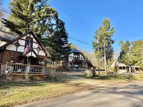 HUGE 3 Home Lodge For Large Groups, Lots of Space For Entertaining & Privacy!
