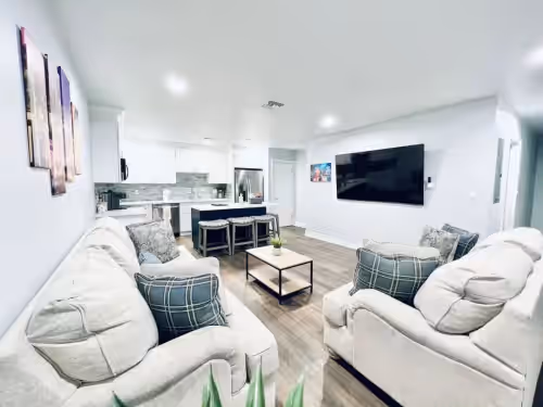Conveniently Located Contemporary 6 Bed/6 Bath 15 Min to Downtown, photo 2