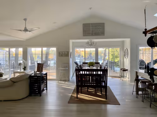 EXCLUSIVE LAKEFRONT with beach, beach house, piers, trampoline + sister villa, photo 3