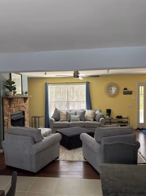 Comfortable and Spacious Home: Entertainment room, Gym + large deck and patio, photo 3