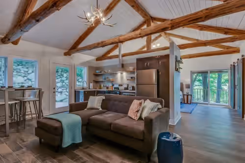 Apple Blossom Resort - Luxury Estate with 3 Homes, Pool, Hot Tubs, Basketball/Tennis Court near Lake