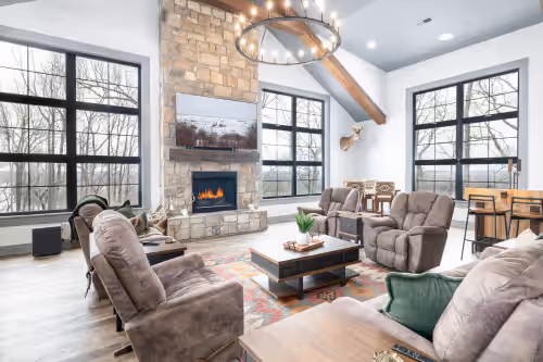 Scenic River Front Lodge With A Fire Pit And Outdoor Kitchen